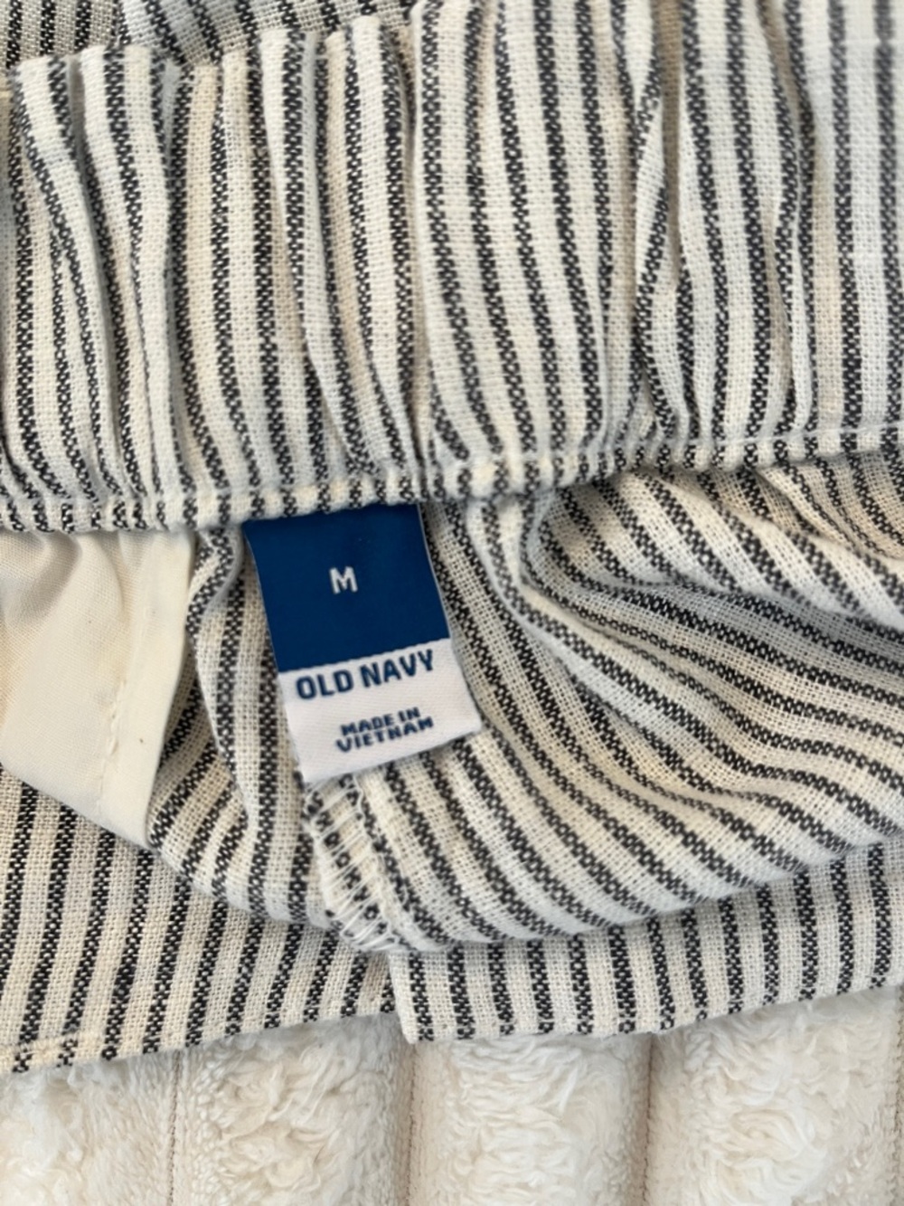 Old Navy Black & White Striped Women’s Shorts - Picture 4 of 6